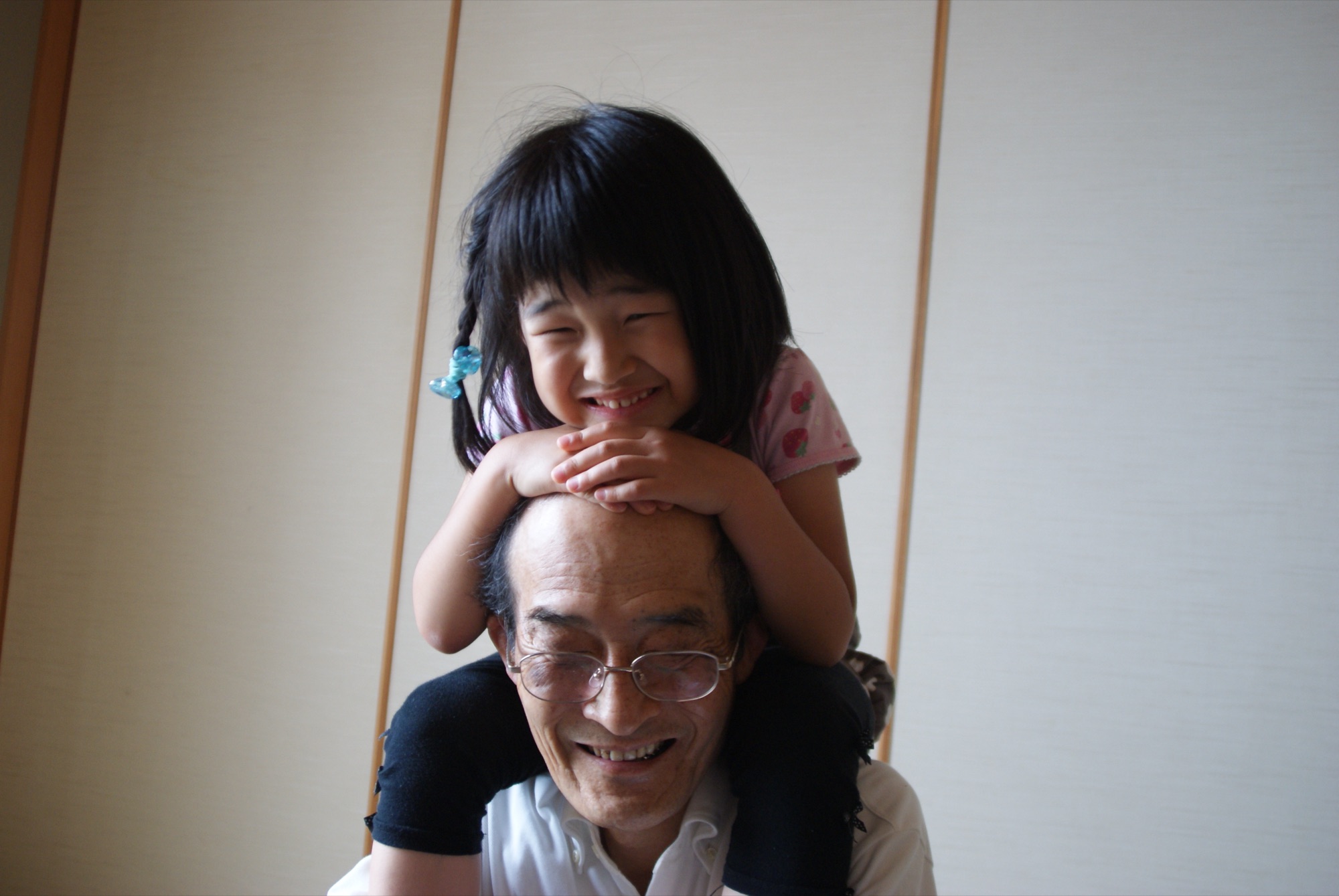 Mia on Jiji's shoulders
